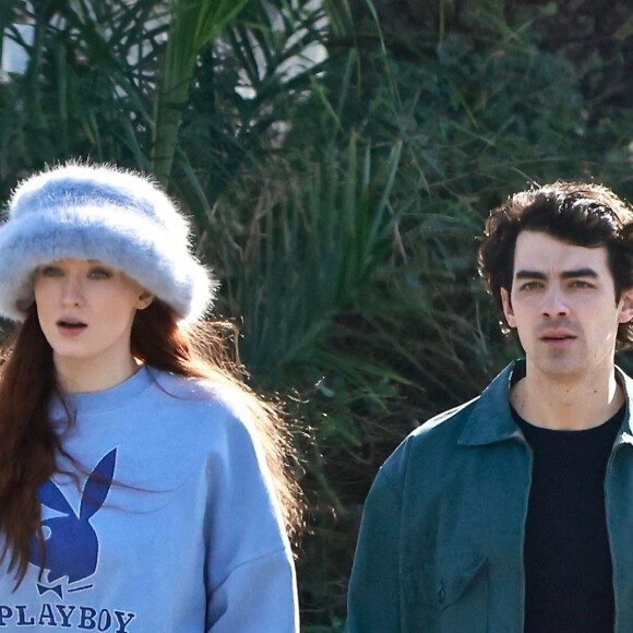 Exclusif - Joe Jonas et sa femme Sophie Turner font du shopping après le déjeuner à Los Angeles, le 3 février 2022.