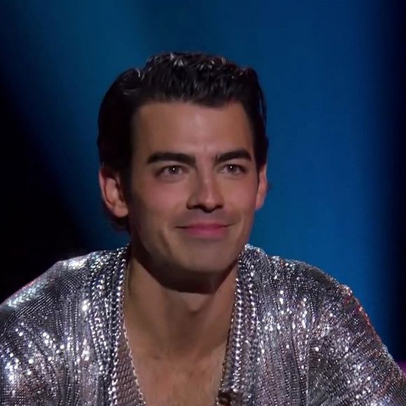 Sophie Turner sur le plateau du show Netflix "Jonas Brothers Family Roast" à Los Angeles, le 24 novembre 2021.