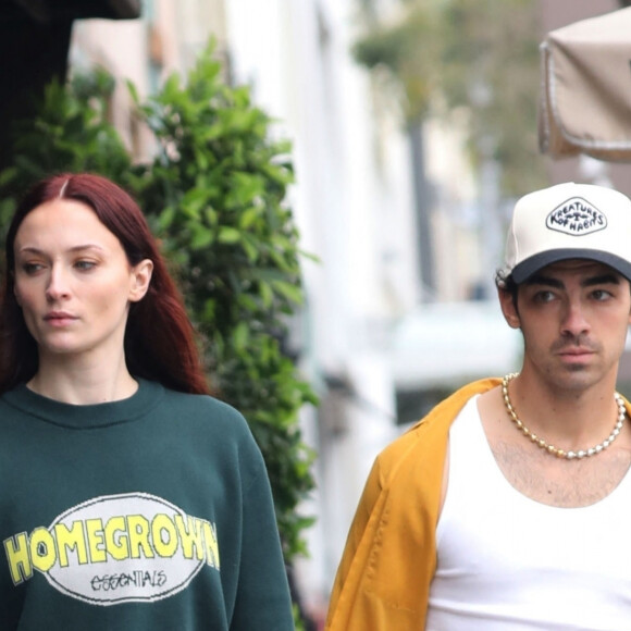Exclusif - Joe Jonas et sa femme Sophie Turner font du shopping à Beverly Hills. Los Angeles, le 1er novembre 2021.