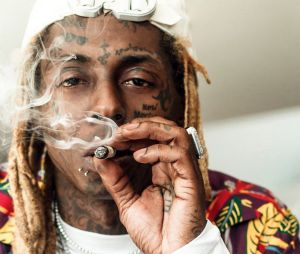 L'artiste a signé d'immenses rappeurs sur son label, comme Drake, Nicki Minaj ou encore Tyga.
Lil Wayne sort sa marque de cannabis: GKUA-Ultra-Premium le 10 décembre 2019