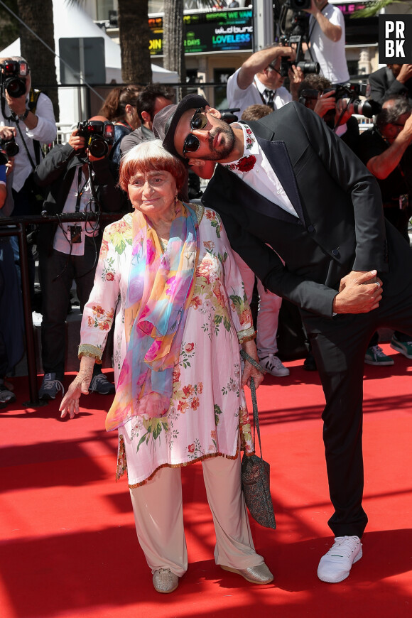Agnès Varda et l'artiste JR - Montée des marches du film "Visages, Villages" lors du 70ème Festival International du Film de Cannes. Le 19 mai 2017. © Borde-Jacovides-Moreau / Bestimage 