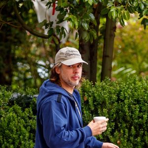 Orelsan se promène sur la croisette lors du 76ème Festival International du Film de Cannes, le 17 mai 2023.