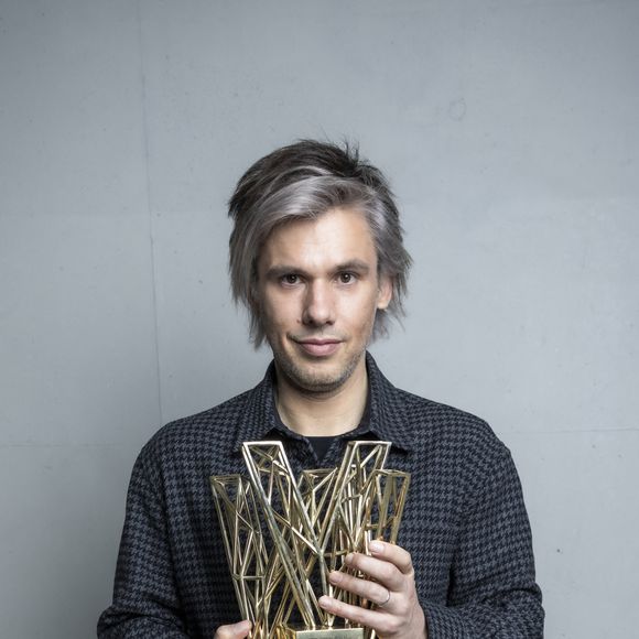 Exclusif - Orelsan (Création audiovisuelle de l'année pour "Montre jamais ça à personne" - Artiste masculin de l'année et Chanson originale de l'année pour "L'odeur de l'essence") en backstage lors la 37ème cérémonie des Victoires de la musique à la Seine musicale de Boulogne-Billancourt, le 11 février 2022. © Cyril Moreau / Tiziano Da Silva / Bestimage