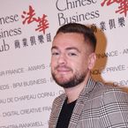Jeremstar arrêté par la police au défilé Louis Vuitton (pour une raison très politique)