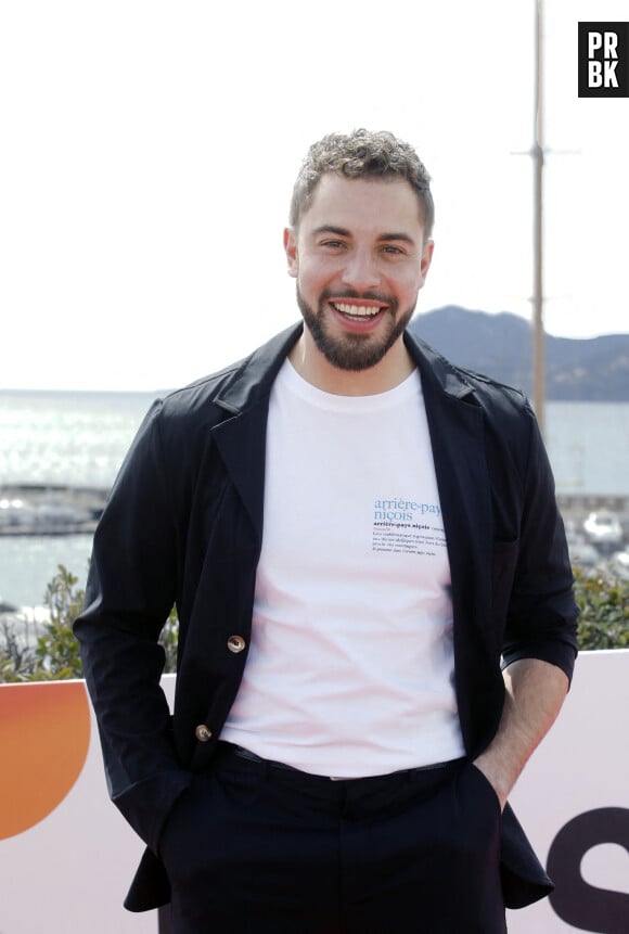 Marwan Berreni lors du photocall de "Plus Belle La Vie" lors du festival Cannes Series 2022. Cannes le 23 avril 2022. © Denis Guignebourg/Bestimage