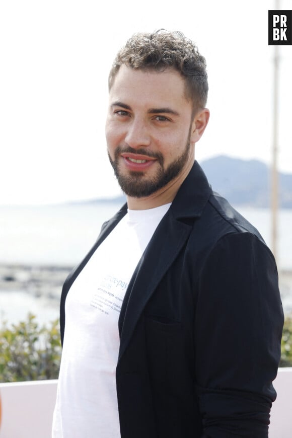 Marwan Berreni lors du photocall de "Plus Belle La Vie" lors du festival Cannes Series 2022. Cannes le 23 avril 2022. © Denis Guignebourg/Bestimage 