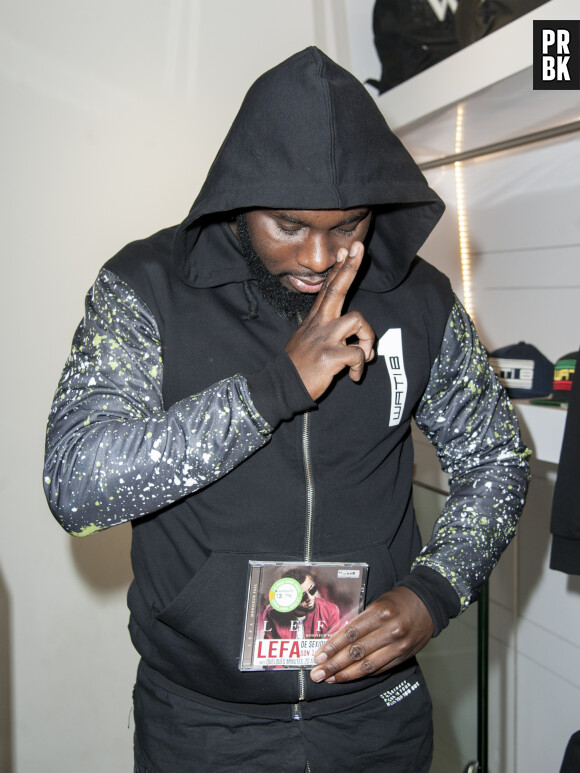 Abou Debeing - Le rappeur Lefa ( Karim Fall ) fait une séance de dédicace en présence d'Abou Debeing pour la sortie de son 1ère album solo "Monsieur Fall" au magasin Wati B rue de la Ferronnerie à Paris le 29 janvier 2016. © Pierre Perusseau / BESTIMAGE