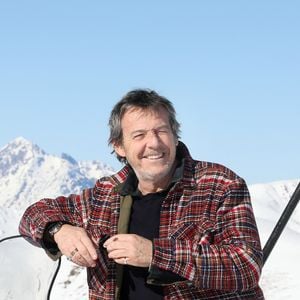 Jean-Luc Reichmann découvre la station de Luchon et rencontre de jeunes skieurs. Il présente sa série " Leo Mattéi, brigade des mineurs" lors de la 25ème Edition du Festival TV de Luchon, France. Le 4 Fevrier 2023. © Patrick Bernard / Bestimage