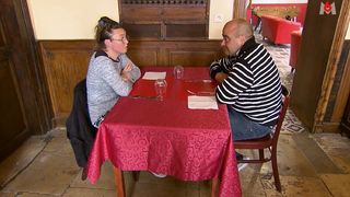 L'amour est dans le pré 2023 : Charles drague une autre femme devant Véronique, folle de jalousie, elle parle rupture ! L'agriculteur fond en larmes (spoiler)