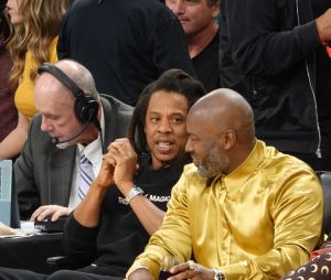 Jay-Z et Lebron James lors du match des Lakers à la Crypto.com Arena à Los Angeles, le 7 février 2023. LeBron James est devenu le meilleur marqueur de l’histoire de la NBA en battant le record du nombre de points lors d’un match à domicile contre Oklahoma City. Il détrône Kareem Abdul-Jabbar avec 38 390 points marqués en vingt saisons.