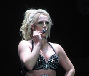 Il faut dire que dès son adolescence, Britney, petite chérie de l'Amérique, n'a eu de cesse d'être "shootée" incessamment, immortalisée, et surtout : sexualisée.
Britney Spears en concert avec le rappeur Pitbull à l'O2 Arena de Londres le le 24 août 2018. 