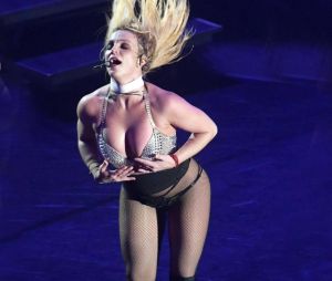 Comprendre : "qui est-ce que ça pourrait regarder à part moi ?". La réponse semble être : l'Amérique puritaine, qui ne déçoit jamais.
Britney Spears en concert à la Tower Headland à Blackpool au Royaume-Uni, le 1er septembre 2018.
