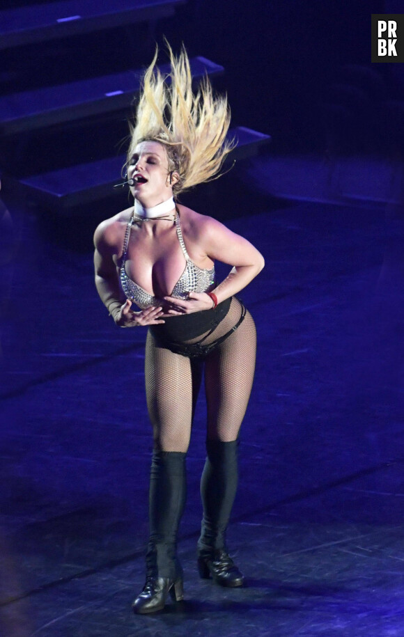 Comprendre : "qui est-ce que ça pourrait regarder à part moi ?". La réponse semble être : l'Amérique puritaine, qui ne déçoit jamais.
Britney Spears en concert à la Tower Headland à Blackpool au Royaume-Uni, le 1er septembre 2018.