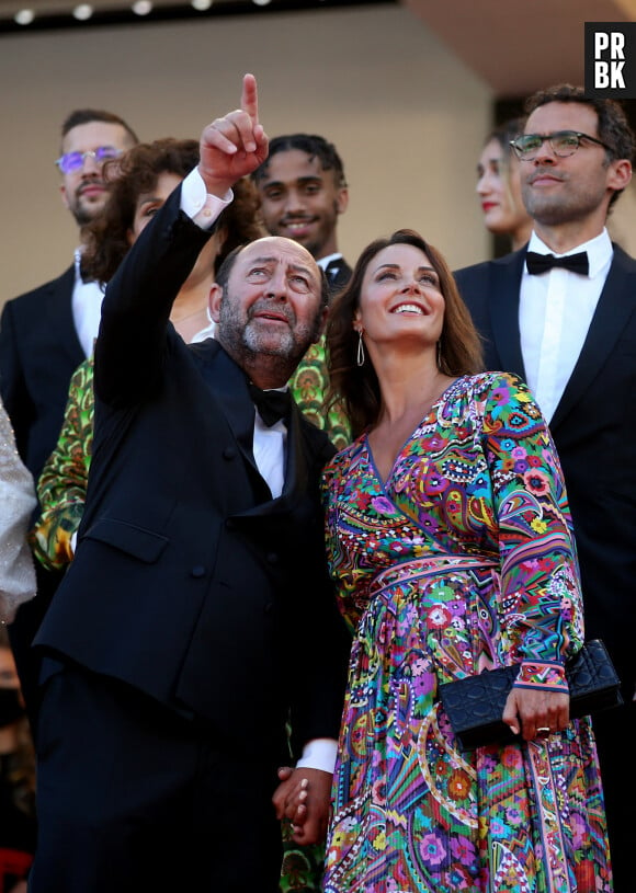 Kad Merad et sa compagne Julia Vignali - Montée des marches du film « OSS 117 : Alerte rouge en Afrique Noire » lors du 74ème Festival International du Film de Cannes. Le 17 juillet 2021 © Borde-Jacovides-Moreau / Bestimage