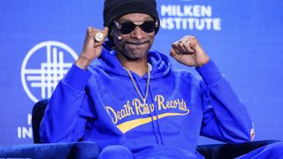 Surprise (non) : Snoop Dogg n'arrête pas vraiment la weed, le rappeur a piégé ses fans (et vous allez halluciner)