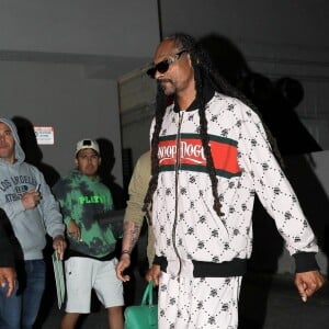 Exclusif - Snoop Dogg quitte le restaurant Mastros Steakhouse en famille à Beverly Hills, le 18 avril 2023. Le rappeur était accompagné notamment de sa femme Shante Broadus.