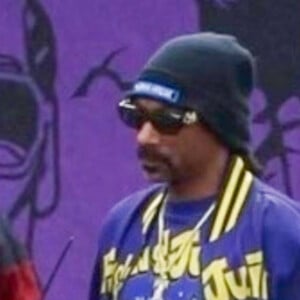 Exclusif - Snoop Dogg arrive tout en couleurs au pop-up store "Tha Dogg House" à Inglewood, États Unis le 31 Mars 2023.