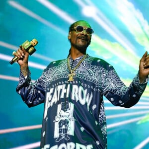 "Après beaucoup de réflexion et de discussions avec ma famille, j'ai décidé d'arrêter de fumer... Merci de respecter ma vie privée pour le moment", écrivait-il.
Concert de Snoop Dogg à l'AO Arena à Manchester le 15 mars 2023.