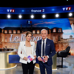 Léa Salamé et Gilles Bouleau - Débat télévisé entre les deux candidats en finale de l'élection présidentielle 2022 Emmanuel Macron pour LREM et Marine Le Pen pour le RN le 20 avril 2022. © Ludovic Marin / Pool / Bestimage