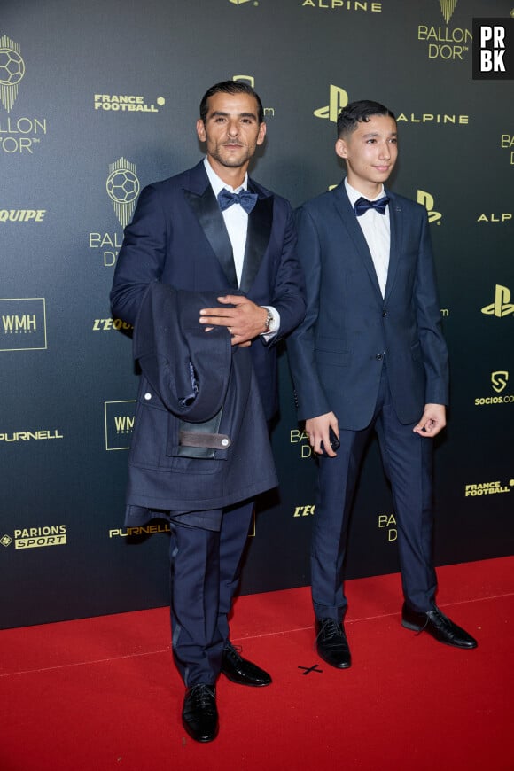 Sofiane Zermani (Fianso) et son frère - Photocall de la 66ème cérémonie du Ballon d’Or au Théâtre du Chatelet à Paris le 17 octobre 2022. © Cyril Moreau/Bestimage 