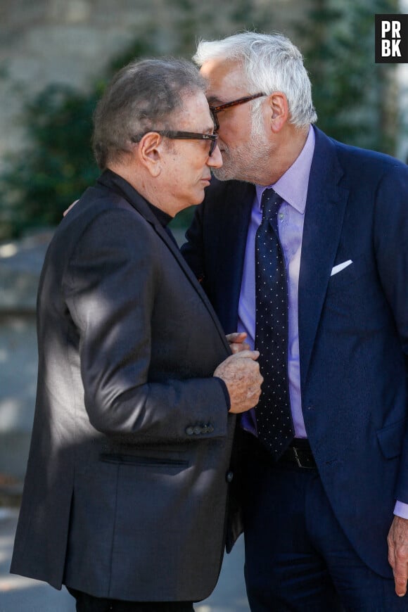 Michel Drucker et Pascal Praud - Obsèques du journaliste Jean-Pierre Elkabbach au cimetière du Montparnasse dans le 14ème arrondissement de Paris, France, le 6 octobre 2023. © Christophe Clovis/Bestimage