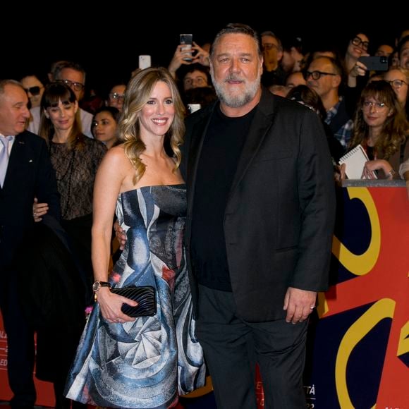 Russell Crowe, Britney Theriot - Russell Crowe et sa compagne Britney Theriot lors de la première de "Poker Face" lors du Rome Film Festival, le 16 octobre 2022.