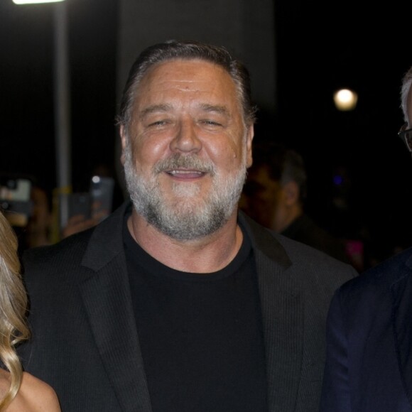 Russell Crowe, Britney Theriot, Roberto Gualtieri - Russell Crowe et sa compagne Britney Theriot lors de la première de "Poker Face" lors du Rome Film Festival, le 16 octobre 2022.