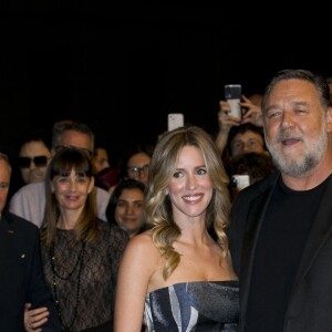 Russell Crowe et sa compagne Britney Theriot lors de la première de "Poker Face" lors du Rome Film Festival, le 16 octobre 2022.