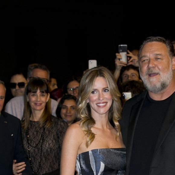 Russell Crowe et sa compagne Britney Theriot lors de la première de "Poker Face" lors du Rome Film Festival, le 16 octobre 2022.