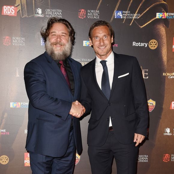 Russell Crowe et Francesco Totti lors du concert caritatif "Il Gladiatore" à Rome, le 6 juin 2018.