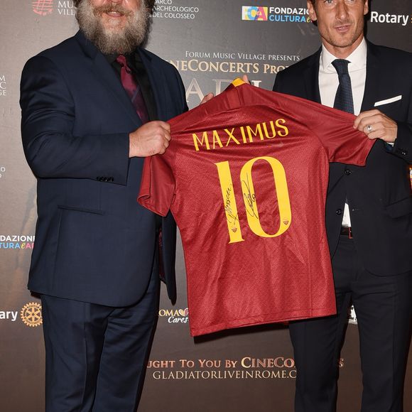 Russell Crowe et Francesco Totti posent avec un maillot de l'AS Roma au concert caritatif "Il Gladiatore" à Rome, le 6 juin 2018.