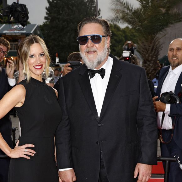 Russell Crowe et sa compagne Britney Theriot - Arrivées au 57ème Festival international du film Karlovy Vary 2023 à l’Hôtel Thermal de Karlovy Vary en République tchèque. Le 30 juin 2023