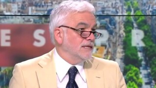 "Ceux qui le critiquent..." : Pascal Praud s'agace après le départ brutal de Laurent Ruquier de BFMTV