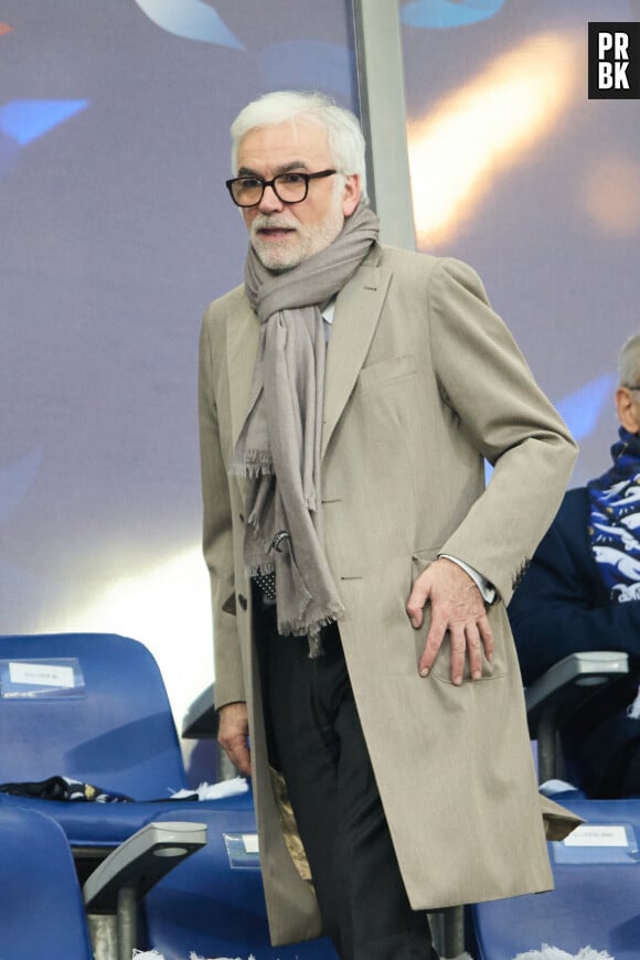 Pascal Praud et sa compagne Catherine dans les tribunes du match de football de la Coupe de France "Nantes vs Toulouse" au Stade de France à Paris. Le 29 avril 2023 © Cyril Moreau / Bestimage