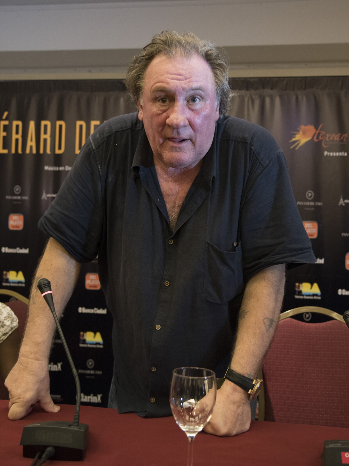 Photo : Gérard Depardieu donne une conférence de presse à l'hôtel