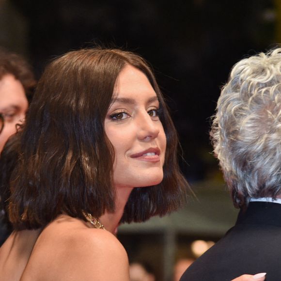 Adèle Exarchopoulos, Alain Chabat - Montée des marches du film « Fumer Fait Tousser » lors du 75ème Festival International du Film de Cannes. Le 21 mai 2022 © Giancarlo Gorassini / Bestimage  Red carpet of the movie « Smoking Causes Coughing » during the 75th Cannes International Film Festival. On may 21st 2022 