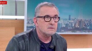 "Je ne vous dérange pas ?" : se croyant hors antenne, Christophe Dechavanne embarrasse Emilie Tran Nguyen sur Franceinfo