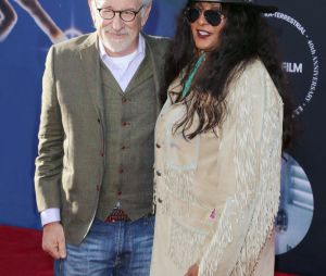 Pam Grier, Steven Spielberg - Photocall de l'ouverture du TCM Classic Film Festival avec la projection du film E.T., l'extra-terrestre à Hollywood le 21 avril 2022