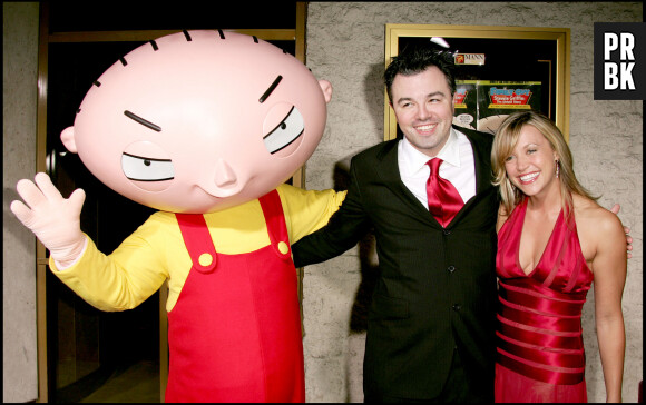 Le créateur des "Griffin" et de "American Dad" fait un geste puissant en pleine grève des scénaristes et acteurs
STEWIE, SETH MCFARLANE ET SA FEMME A LA 1ERE MONDIALE POUR LA SORTIE DU DVD "STEWIE GRIFFIN : THE UNTOLD" AU MANN NATIONAL THEATRE. 