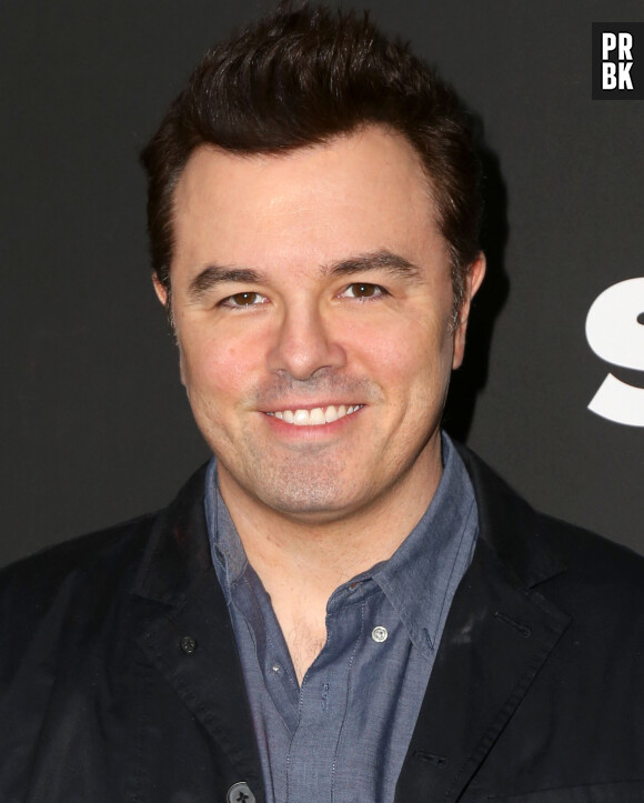 Seth MacFarlane a fait don de 1 million de dollars à une organisation caritative présidée par l'actrice Annette Bening (American Beauty), dans le but clair de soutenir la lutte syndicale. Plutôt remarquable. Plus solidaire en tout cas que Stephen Amell, la star de la série Arrow, qui l'avait avoué en conférence : "Je ne soutiens pas la grève !". Ce qui était mal passé...
Seth McFarlane lors de l'avant-première de la série "Blunt Talk" à Los Angeles, le 10 août 2015. 