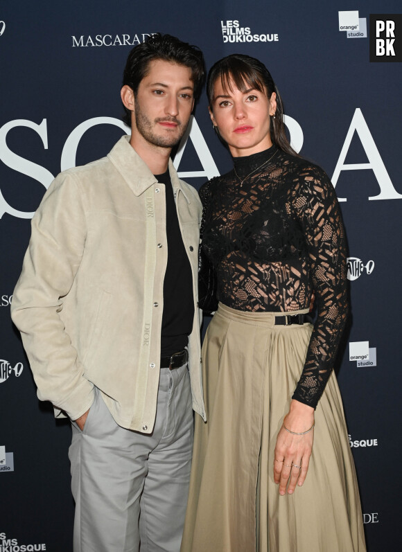 Pierre Niney et sa femme Natasha Andrews - Avant-première du film "Mascarade" au cinéma Pathé Wepler à Paris. Le 20 octobre 2022 © Coadic Guirec / Bestimage