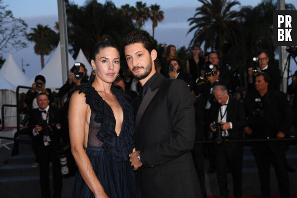 Pierre Niney et sa femme Natasha Andrews à la montée des marches du film "Mascarade" lors du 75ème Festival International du Film de Cannes, France, le 27 mai 2022. © Rachid Bellak/Bestimage