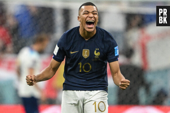 Kylian Mbappé sourit après le pénalty raté d'Harry Kane à la Coupe du Monde 2022 le 10 décembre 2022 lors du match contre l'Angleterre. Photo by Robert Michael/DPA/ABACAPRESS.COM