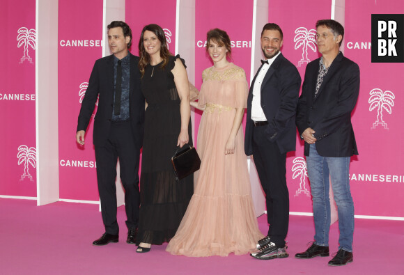 Nicolas Berger-Vachon, Anne Décis, Léa François, en longue robe tulle nude rebrodée aux épaules griffée Christophe Guillarmé, bijoux Elsa Lee Paris, et pochette Carmen Steffens,, Marwan Berreni et Serge Ladron de Guevara de "Plus Belle la Vie" au photocall lors de la 5ème saison du festival International des Séries "Canneseries" à Cannes, France, le 2 avril 2022. © Denis Guignebourg/Bestimage 