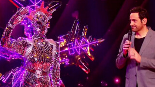 Mask Singer 2024 : qui est le Flocon, l'enquêteur guest ? Les internautes l'ont déjà démasqué