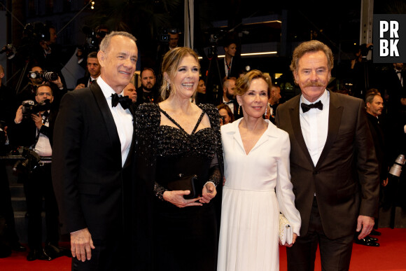 Tom Hanks, sa femme Rita Wilson avec Bryan Cranston et sa femme Robin Dearden - Descente des marches du film « Asteroid City » lors du 76ème Festival International du Film de Cannes, au Palais des Festivals à Cannes. Le 23 mai 2023 © Jacovides-Moreau / Bestimage