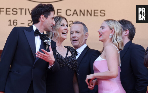 Adrien Brody (broche de la maison de Joaillerie Elsa Jin), Rita Wilson et son mari Tom Hanks, Scarlett Johansson - Montée des marches du film « Asteroid City » lors du 76ème Festival International du Film de Cannes, au Palais des Festivals à Cannes. Le 23 mai 2023 © Jacovides-Moreau / Bestimage