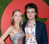 Maika Monroe, Joe Keery au photocall de la soirée des "GQ Men Of The Year 2018" à l'hôtel "Beverly Hilton" à Beverly Hills. Los Angeles, le 6 décembre 2018.