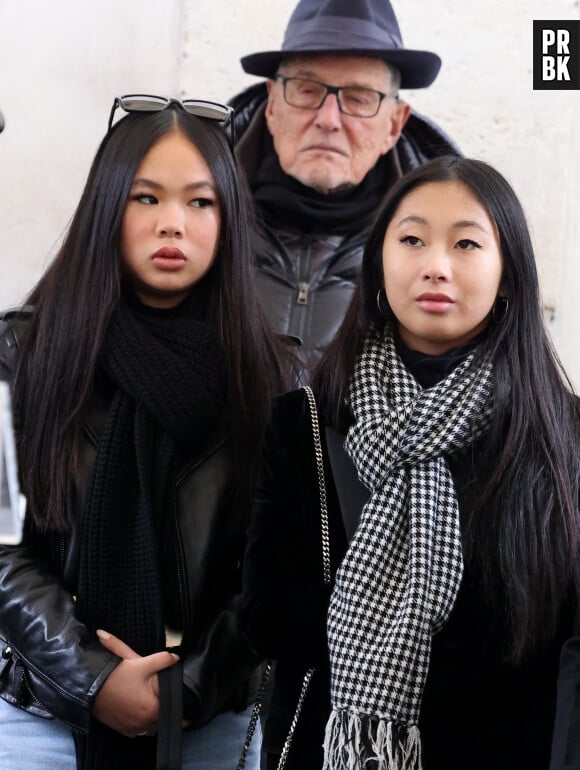 Joy et Jade Hallyday, Jean-Claude Camus lors de l'inauguration d'une plaque commémorative en hommage à Johnny Hallyday devant l'immeuble où le chanteur français a grandi dans le 9ème arrondissement de Paris, France, le 22 décembre 2023. © Dominique Jacovides/Bestimage