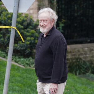 Los Angeles, - EXCLUSIF - Le cinéaste Ridley Scott semble frustré d'essayer de se rendre chez lui près de chez lui, près de chez P. Diddy, suite à la descente d'aujourd'hui au domicile du rappeur. Sur la photo : Ridley Scott